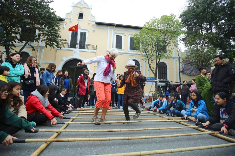 International tourists participate in cultural activities at Hoan Kiem pedestrian street in Hanoi. (Photo: VNA)