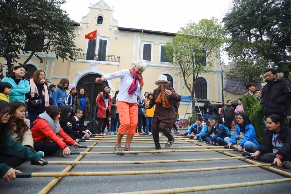 International tourists participate in cultural activities at Hoan Kiem pedestrian street in Hanoi. (Photo: VNA)