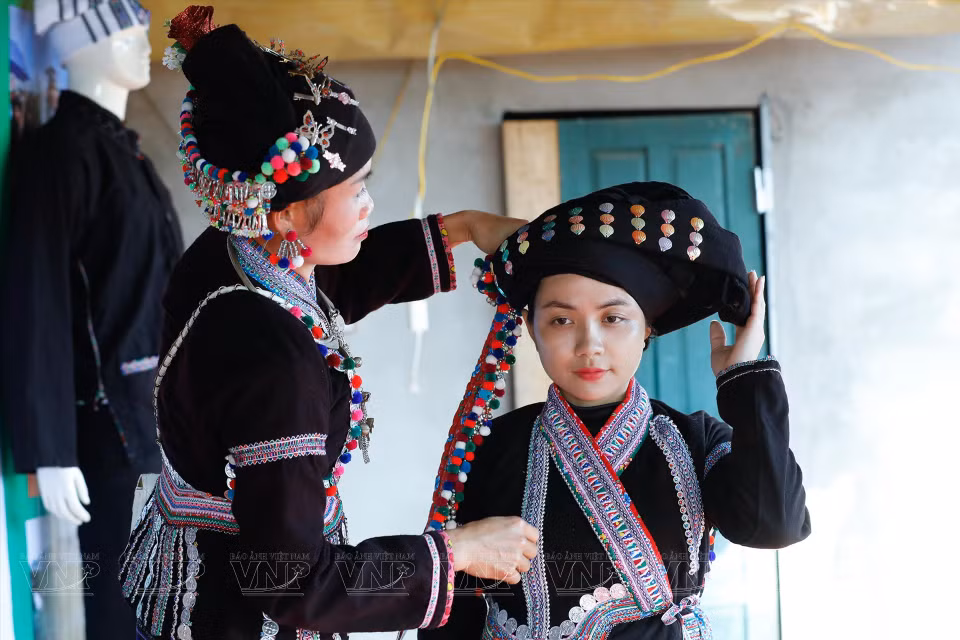 A tourist tries on a traditional Lao outfit. (Photo: VNP)