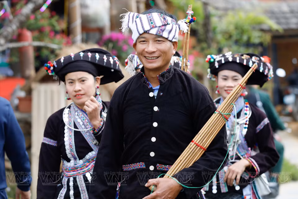 Lao men often wear a traditional headscarf adorned with intricate hand-embroidered patterns. (Photo: VNP)