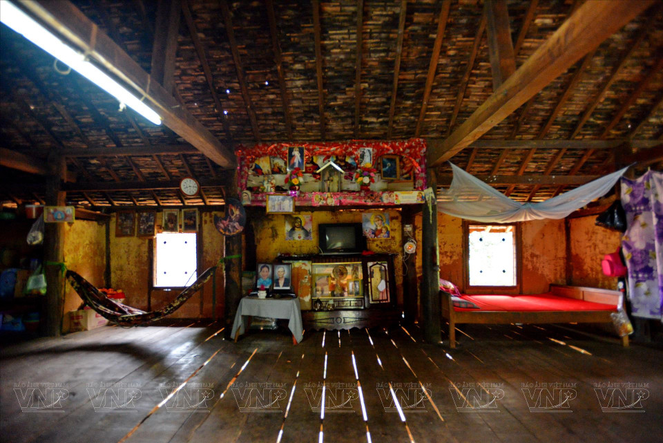 Nha rong (communal house) is considered the heart of the Ba Na people's village culture. It serves as a central place for community activities and gatherings, embodying the spirit and traditions of the local community. (Photo: VNP/VNA)