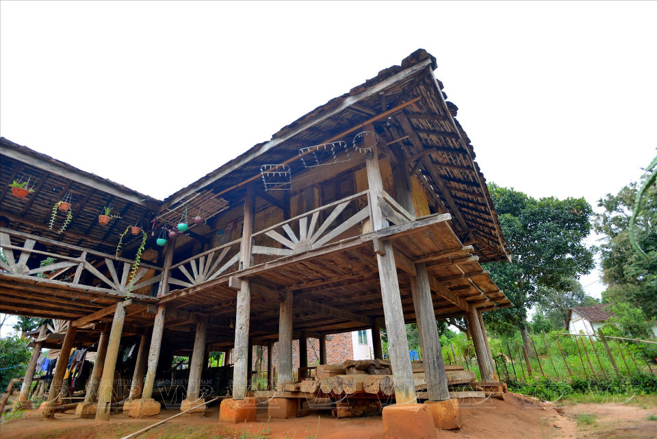 The stilt houses of the Ba Na people are usually designed to face south, providing warmth in the winter and coolness in the summer. (Photo: VNP/VNA)