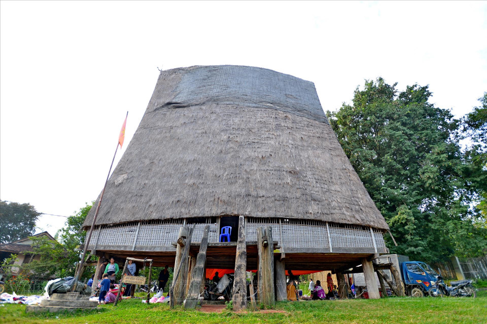 Nha cho (the stilt house) is likened to a veranda of the Kinh people. It is a cool, open space used as a common area for family activities. (Photo: VNP/VNA)