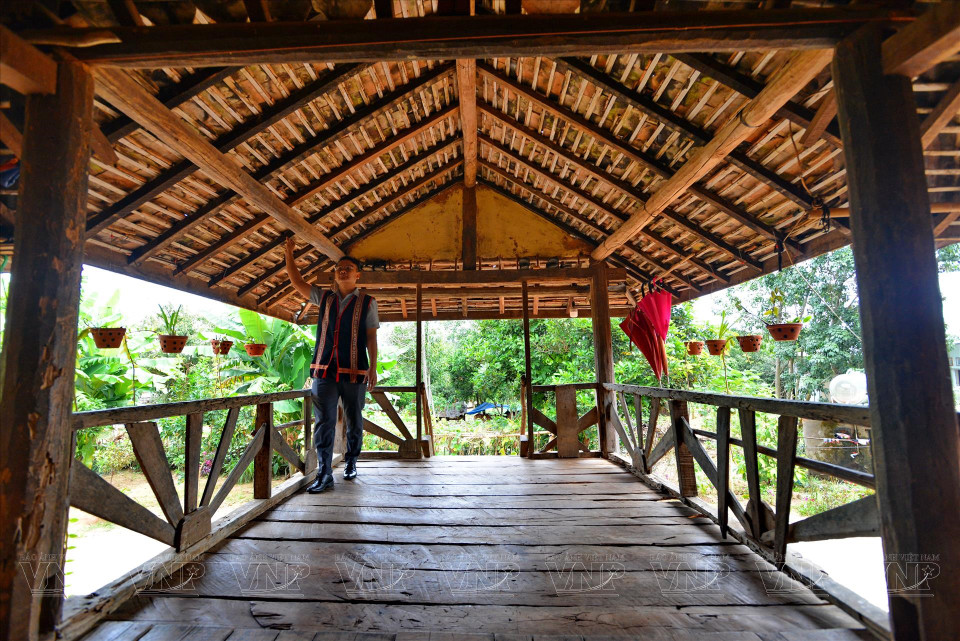 The tall columns, airy floor, and sloped roof not only contribute to the aesthetic appeal of the house, but also enhance its functions (Photo: VNP/VNA)