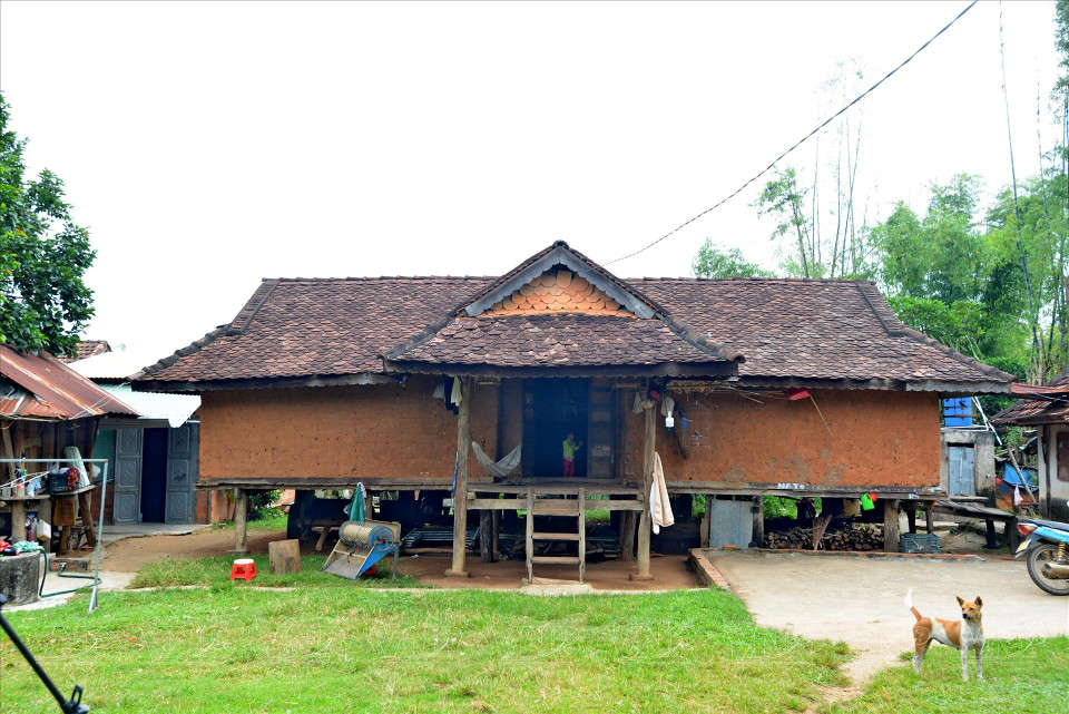 The central space of the house is used for worship, while the two sides are divided into private areas for family members. (Photo: VNP/VNA)