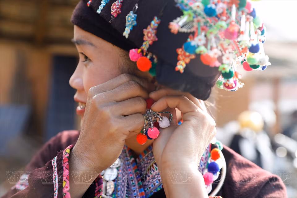 Lao women also have a habit of wearing various accessories like necklaces and earrings, adding distinctiveness to their attire. (Photo: VNP)