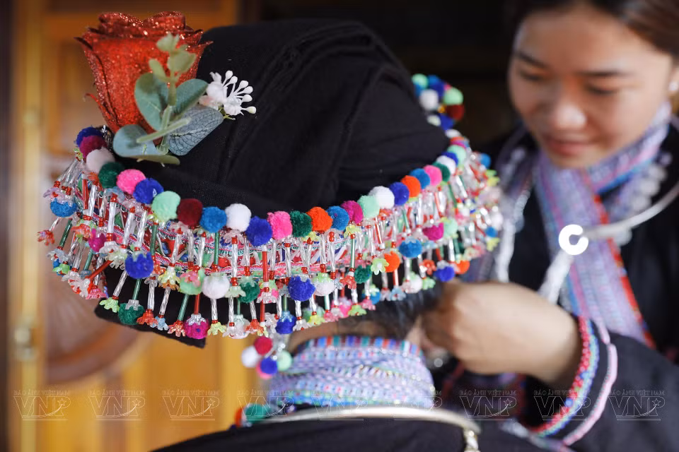 The intricate headscarf is worn by Lao women in Tam Duong district, Lai Chau province. (Photo: VNP)