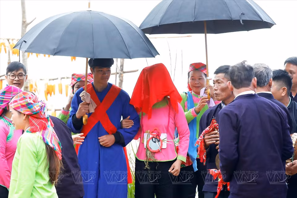 After the bride-fetching rituals, the young couple departs for their new home, accompanied by cheerful music. (Photo: VNP/VNA)