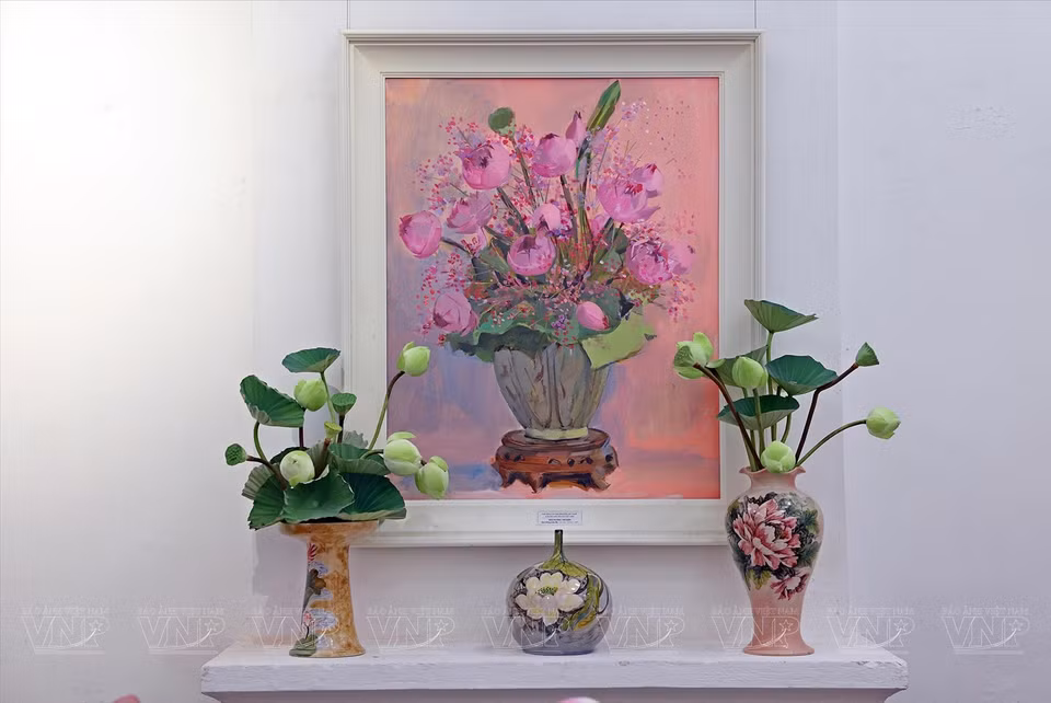 The painting “Sen hong may do” (Pink lotus in different stages) by artists Dao Huong and Hai Kien, oil on canvas, 73x92 cm, completed in 2021. (Photo: VNP/VNA)
