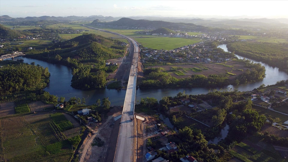 A section of the Nghi Son - Dien Chau Expressway passing through Hoang Mai Town, Nghe An Province (Photo: VNP/VNA)