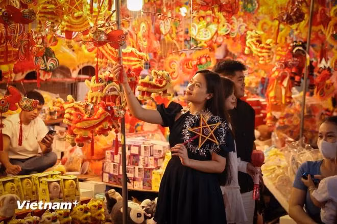 Traditional handmade Mid-Autumn toys are widely sold and become the choice of many customers. (Photo: VietnamPlus)