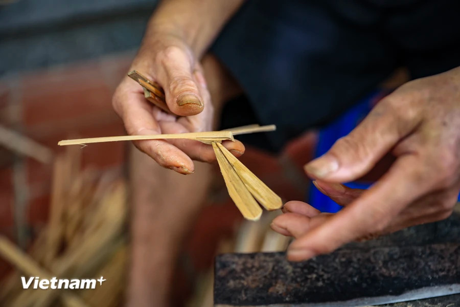 The process of balancing the dragonfly to ensure it can "perch" anywhere is the final step in the shaping process, before the product is coated with colorful paints and vivid patterns. (Photo: VietnamPlus)