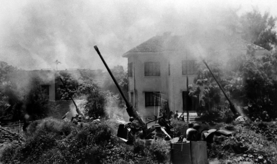 Battery 4 of the anti-aircraft artillery force opens fire on US aircraft. (Photo: VNA)