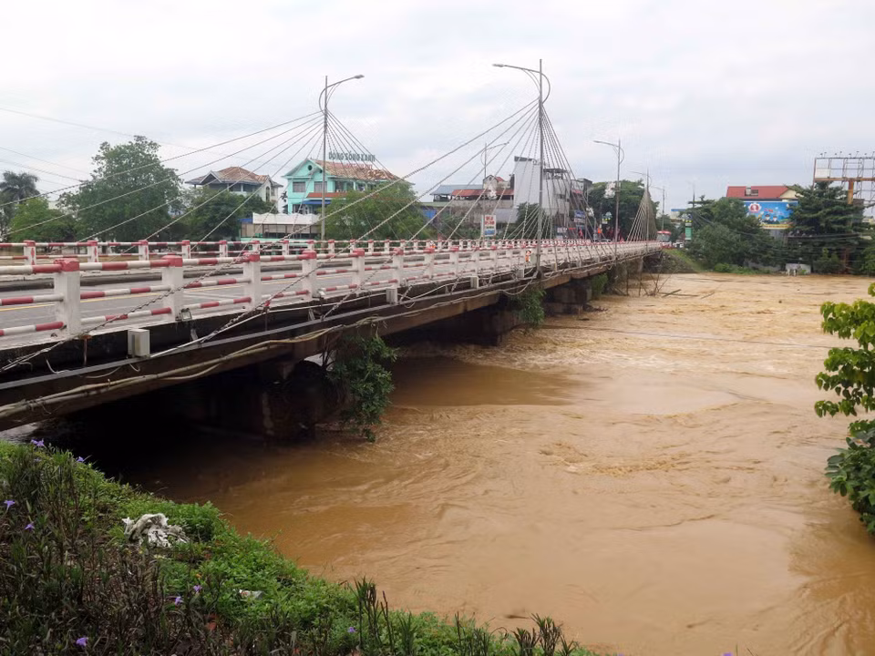 The water level on the Cau River, at the Gia Bay Bridge section, rises. (Photo: Thu Hang - VNA)