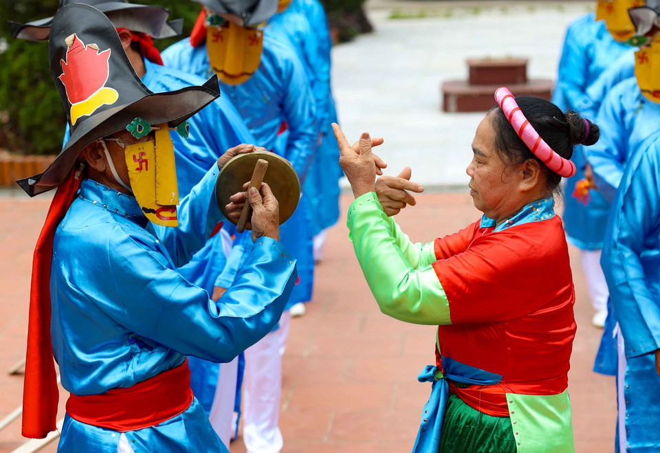 The musical instruments used in the Xuan Pha dance are quite simple, mainly drums, idiophone, and tocsin, creating cheerful sounds. (Photo: VNA)