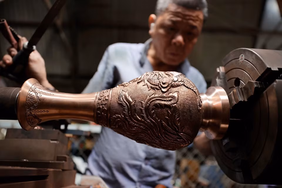 After casting, the product is polished and finished by the craftman through various stages. (Photo: VNA)