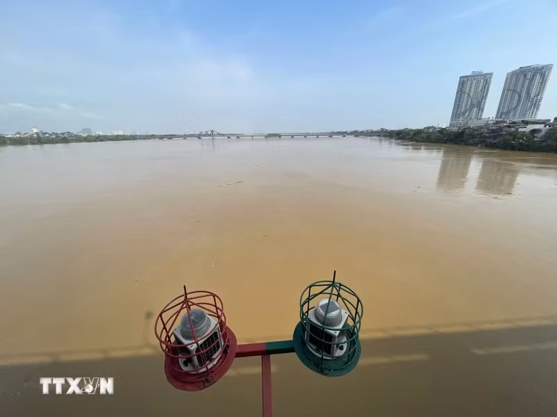 Red River water levels recede (Photo taken at 8:15 AM, September 13, 2024, by VNA)