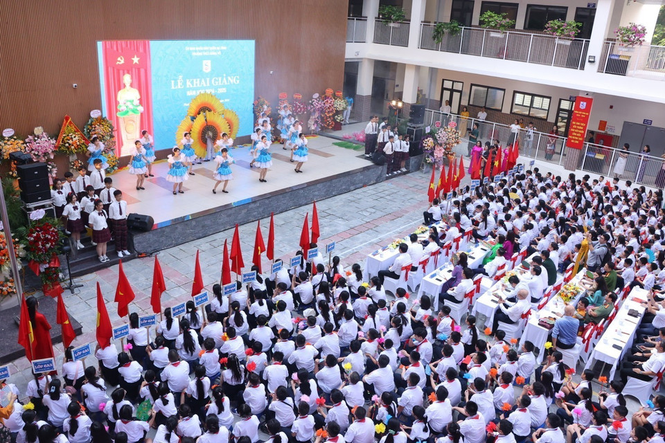 Art performance at the opening ceremony of the 2024-2025 academic year at Giang Vo Secondary School. (Photo: VNA)