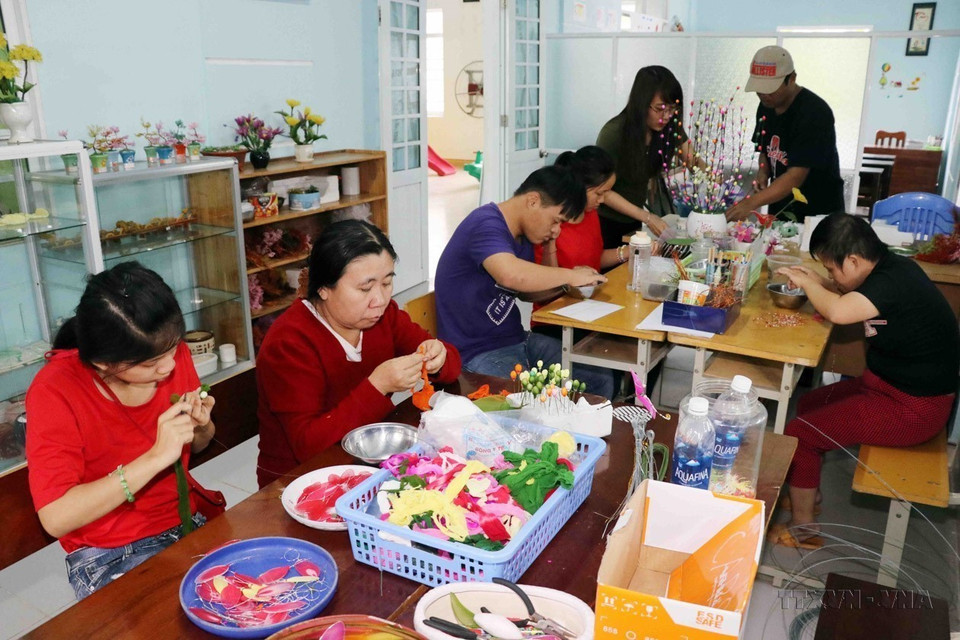 AO victims are trained in making fabric flowers at Facility 3 of the Association of Victims of Agent Orange/dioxin of Da Nang city. (Photo: VNA)