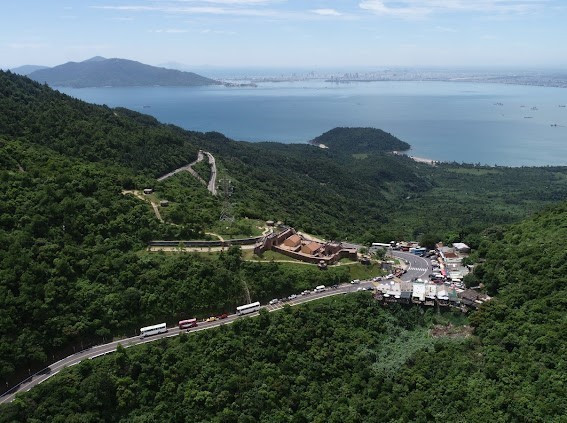 Hai Van Gate seen from above. (Photo: VNA)