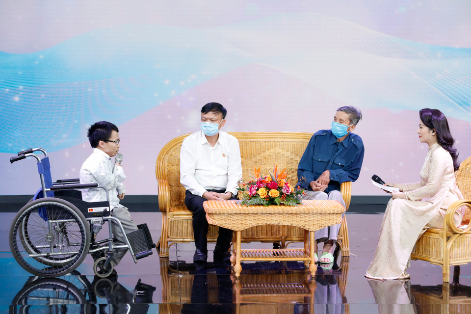 An AO victim participates in the "Aspiration to Rise" seminar in response to Vietnam's Day for Agent Orange/Dioxin Victims. (Photo: VNA)