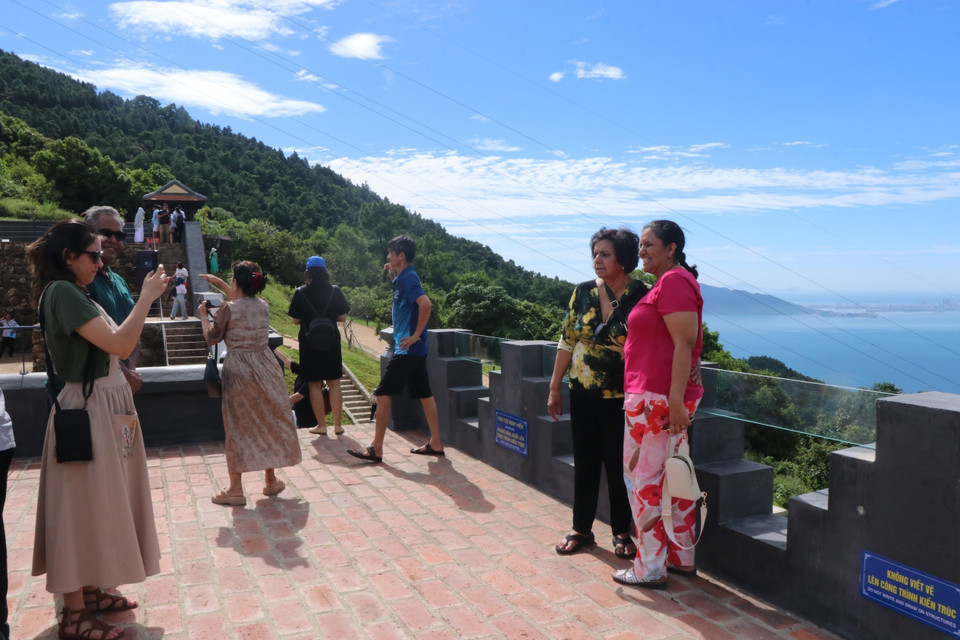 Hai Van Gate welcomes crowds of international tourists on its first day of opening. (Photo: VNA)
