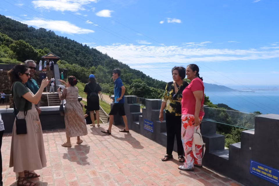 Hai Van Gate welcomes crowds of international tourists on its first day of opening. (Photo: VNA)