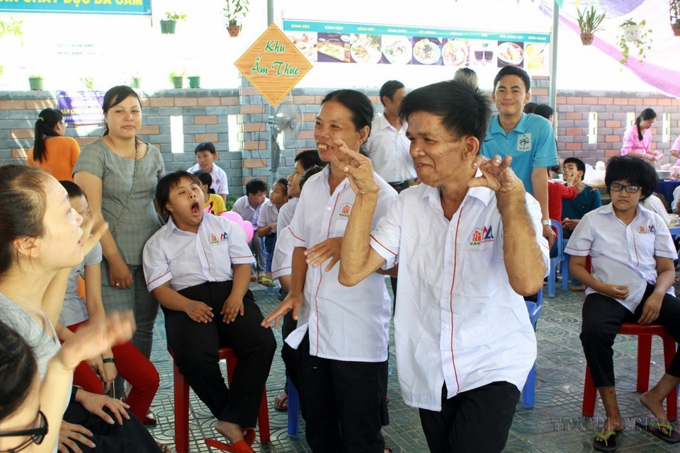 AO victims in Da Nang enjoy activities at the 54th anniversary of the Agent Orange disaster in Vietnam (August 10, 1961 - 2015) and Day for Agent Orange/Dioxin Victims (August 10). (Photo: VNA)