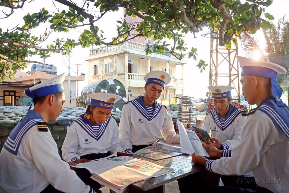 Soldiers on An Bang Island update themselves with news from books and newspapers after training sessions. (Photo: Huynh Anh - VNA)