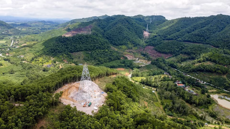 Workers erect position 313 in Nam Dan district, Nghe An province. This is a particularly difficult position of the Quang Trach - Quynh Luu section as it is deep in the mountains. (Photo: VNA)
