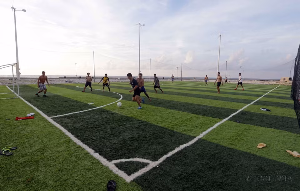 Soldiers on Truong Sa Lon (Big Spratly) Island regularly engage in sports activities to stay fit and enhance their mental well-being. (Photo: Tran Viet - VNA)