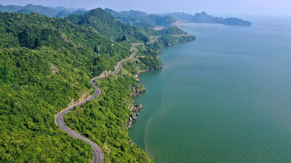 The beautifully winding coastal road leading visitors to the Cat Ba Archipelago. (Photo: VNP/VNA)