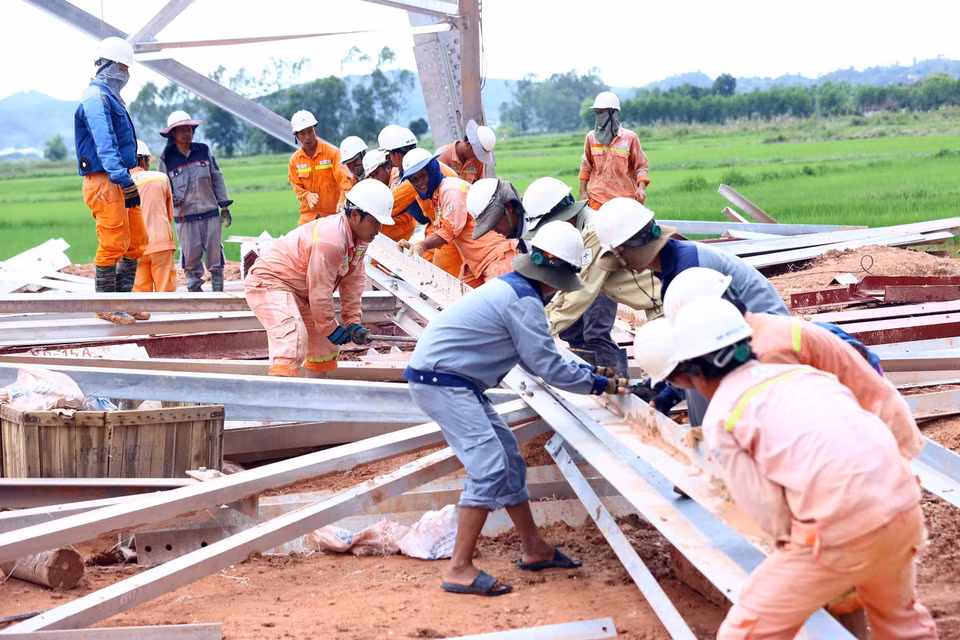 Workers work on the construction at position 360 (Nghi Loc district, Nghe An province) for the Quang Trach - Quynh Luu section. (Photo: VNA)