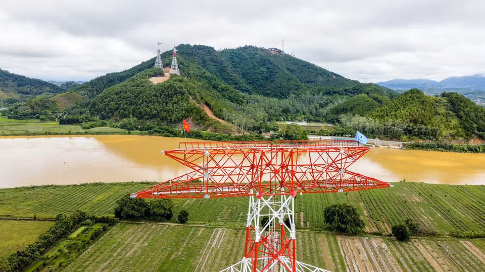 Position 238, standing 81 meters high, spans the Lam River in Nam Dan district, Nghe An, along the Quang Trach-Quynh Luu route. (Photo: VNA)
