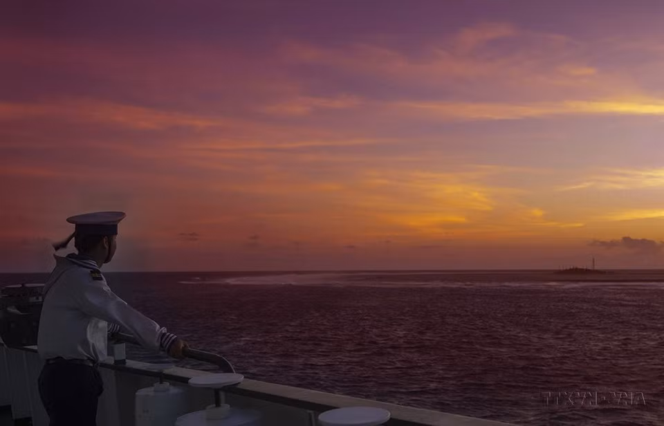 Officers and soldiers on Truong Sa Dong Island consistently maintain rigorous training and combat readiness as planned, ensuring smooth maritime traffic. (Photo: Hoang Hung - VNA)