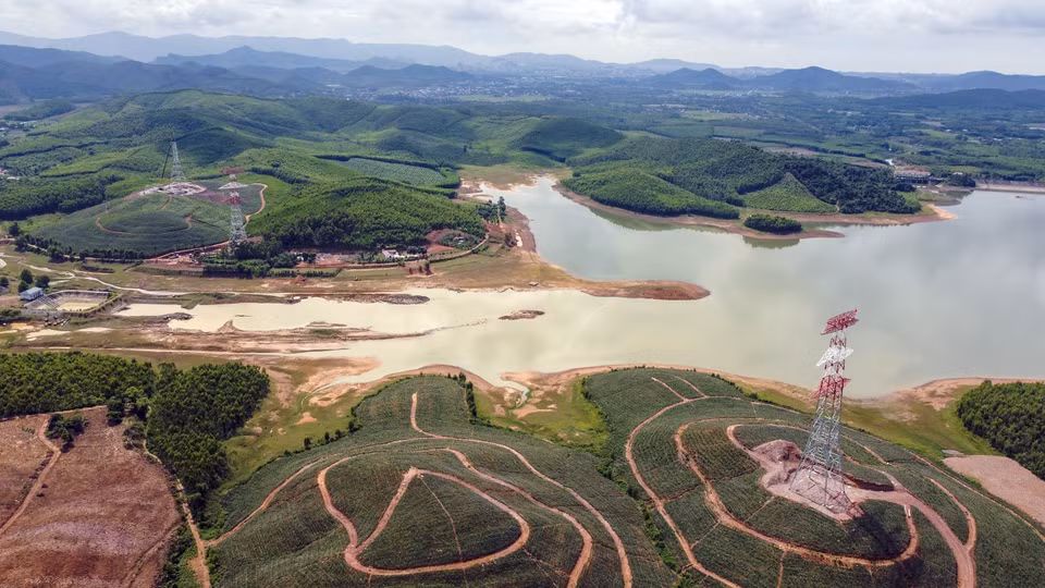 The 500kV Quynh Luu - Thanh Hoa transmission line has a length of 92 km. (Photo: VNA)