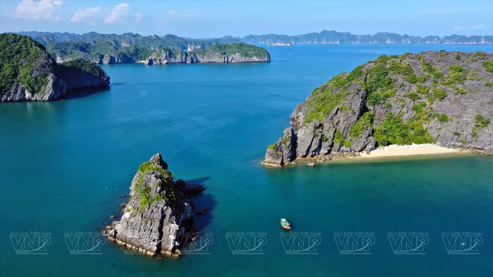 Traveling along the winding coastal sections of the road, visitors can enjoy panoramic views of Lan Ha Bay. (Photo: VNP/VNA)