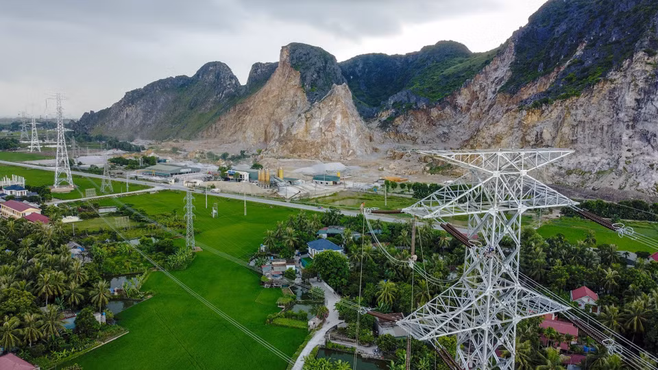 Workers pull wire at position 148 in Nong Cong district, Thanh Hoa province for the Quynh Luu - Thanh Hoa section. (Photo: VNA)