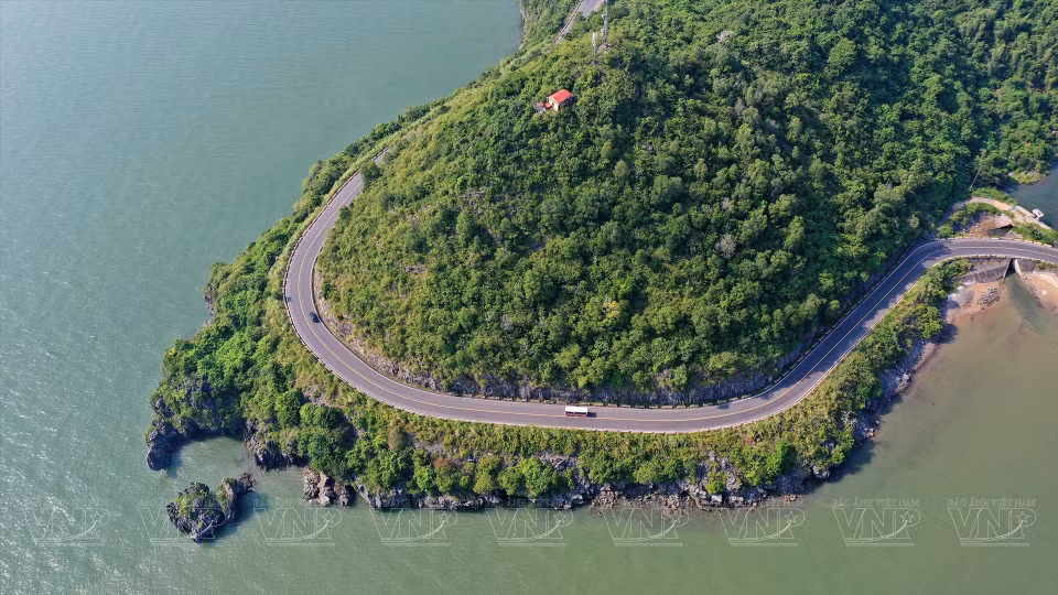 Aerial view of the picturesque winding road along the coast. (Photo: VNP/VNA)
