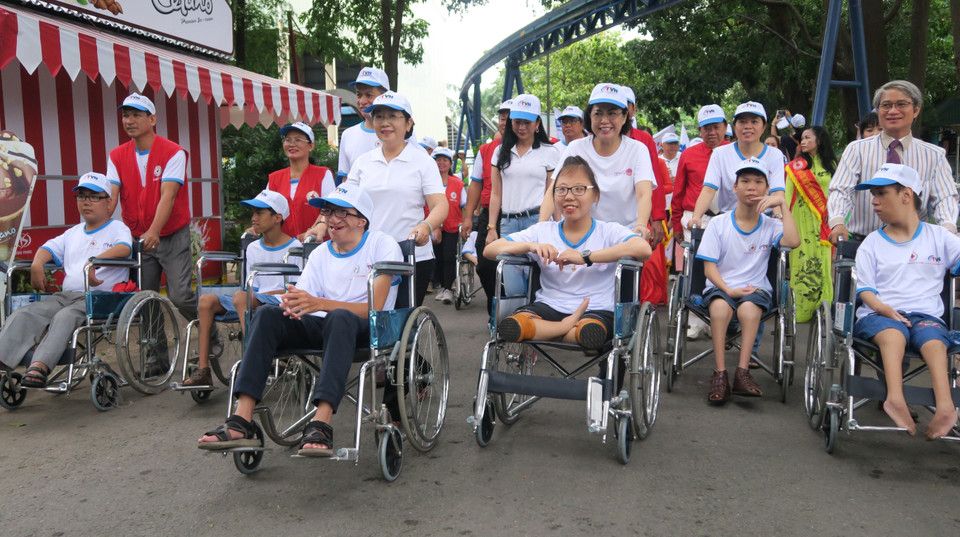 Deputy Secretary of the Ho Chi Minh City Municipal Party Committee Vo Thi Dung joins Agent Orange victims and people with disabilities in the "Walk for Victims of Agent Orange and Poor People with Disabilities" in 2019. (Photo: VNA)