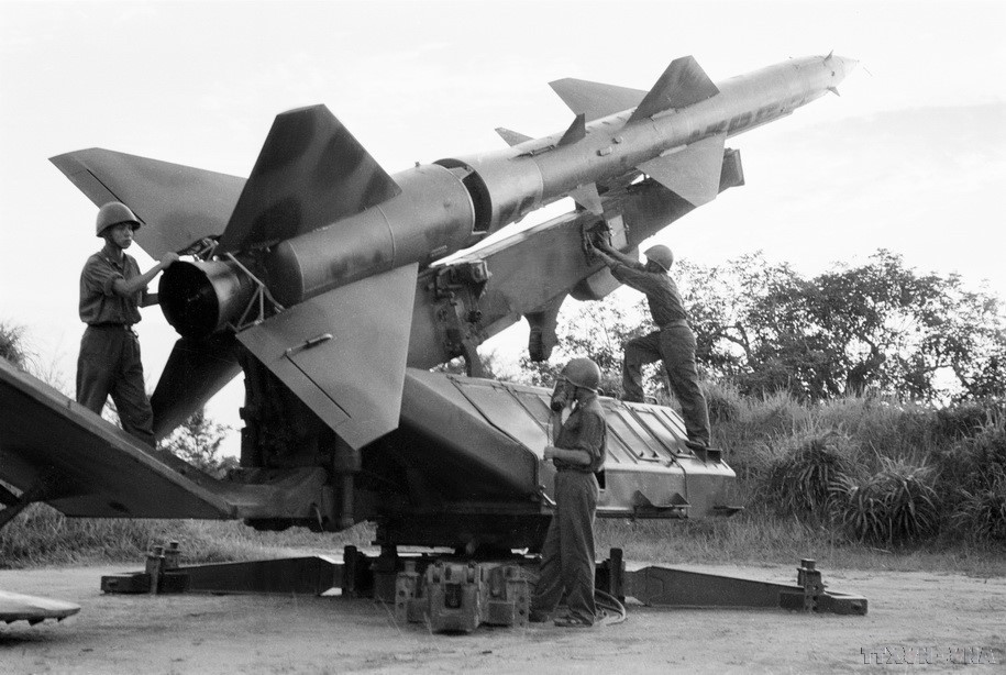 Section 57 of the air defence missile force shoot down the 3,700th US aircraft on June 27, 1972, over Hanoi’s airspace. (Photo: VNA)