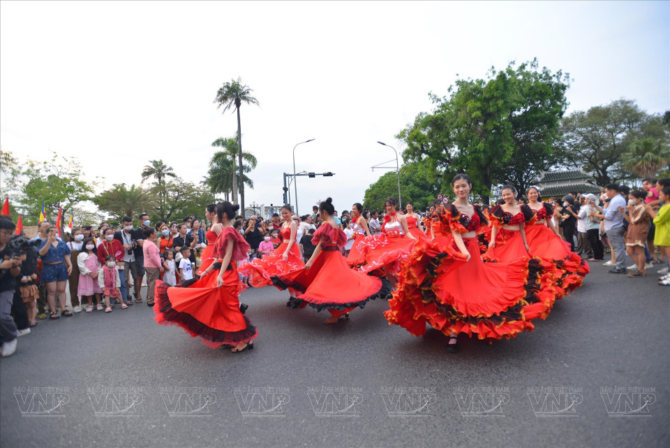 Hue is undergoing a remarkable transformation, becoming a festival city and a cultural exchange hub of regional and global significance. (Photo: Thanh Hoa &amp; Cong Dat/Vietnam Pictorial)