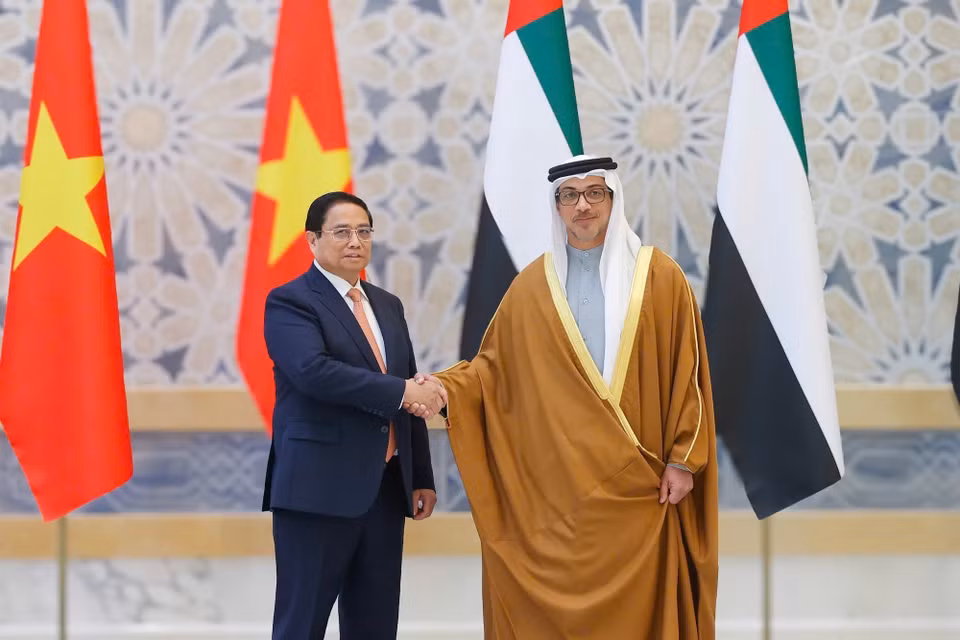 UAE Vice President Sheikh Mansour Bin Zayed Al Nahyan hosts an official welcome ceremony for Prime Minister Pham Minh Chinh during his official visit to the United Arab Emirates. (Photo: Duong Giang - VNA)