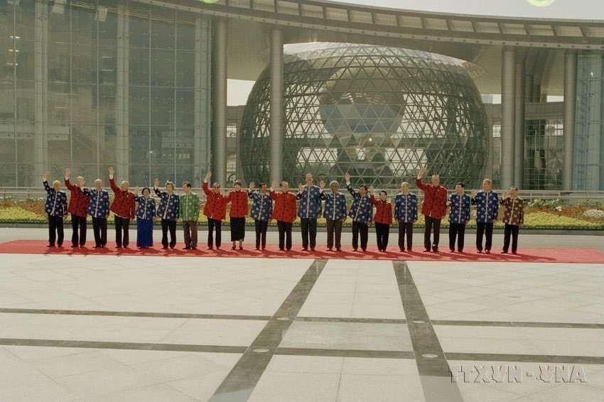 Prime Minister Phan Van Khai with leaders at the 9th APEC Economic Leaders’ Meeting in Shanghai (China), October 20, 2001. (Photo: The Thuan - VNA)