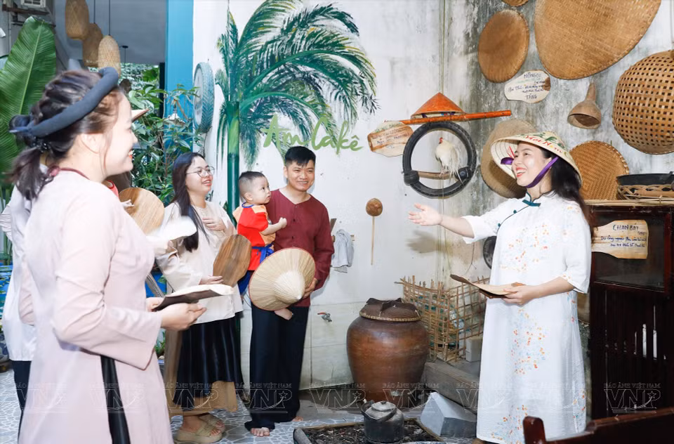 Lily Hoang introduces the items used to decorate the Am CaKe’s kitchen, which were once utilized by her family. (Photo: VNP/VNA)