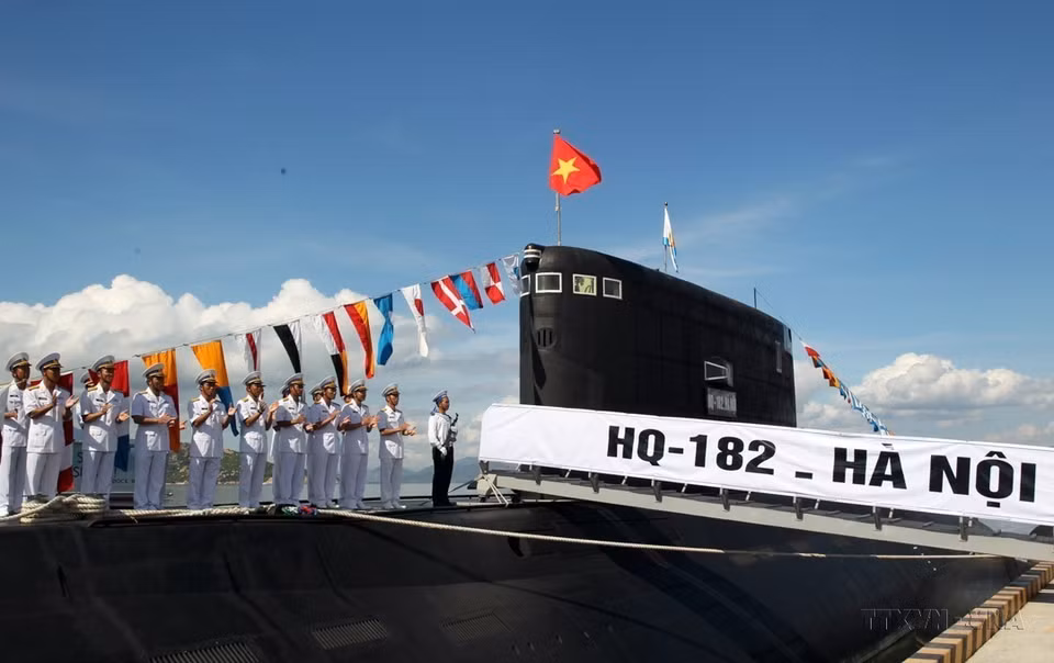 National flag-raising ceremony of the HQ-182 Hanoi submarine, and the HQ-183 Ho Chi Minh City submarine (Khanh Hoa, 2014). (Photo: VNA)