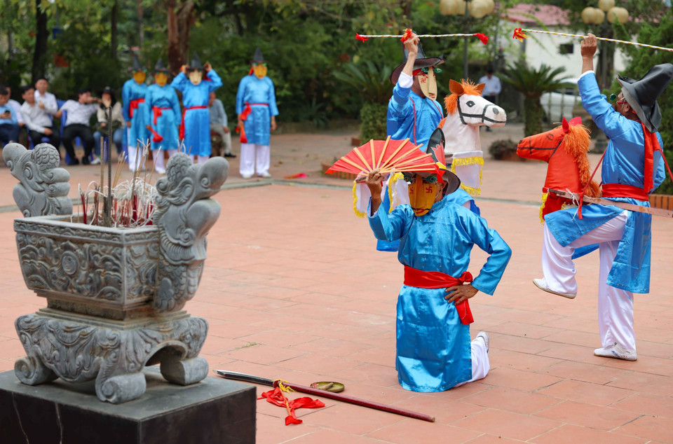 Xuan Pha dance re-enacts five dances of envoys sent by the five neighbouring countries to congratulate King Le Thai To after his victory over Chinese Ming invaders in the 15th century. (Photo: VNA)