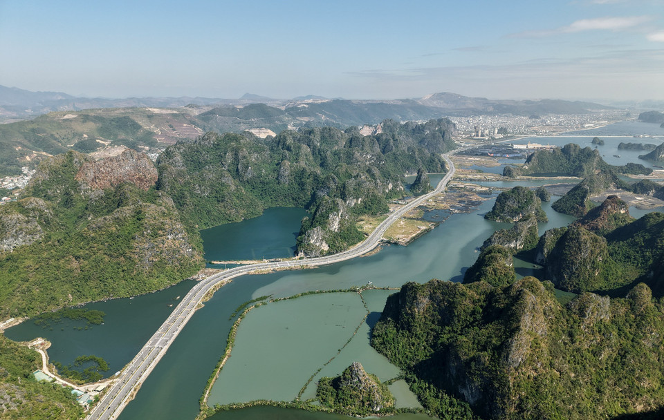 It supports regional transportation and completes the province’s integrated transport infrastructure system. (Photo: Quoc Khanh – VNA)