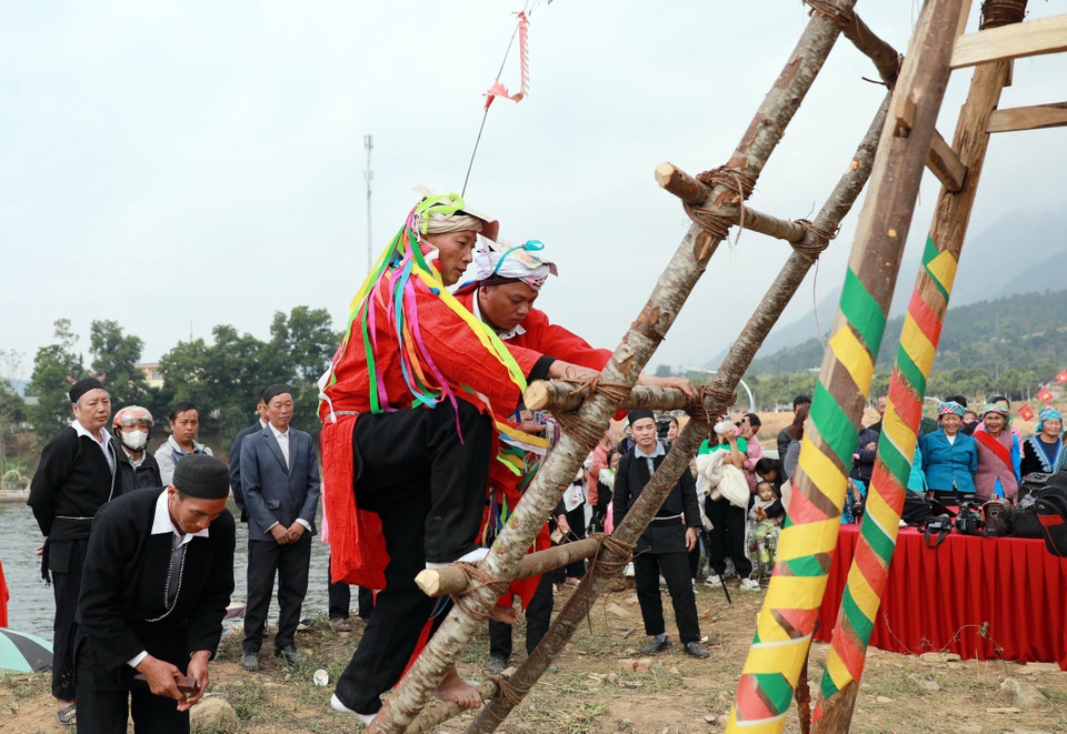 The shaman takes the man to the worship platform (Photo: VNA)