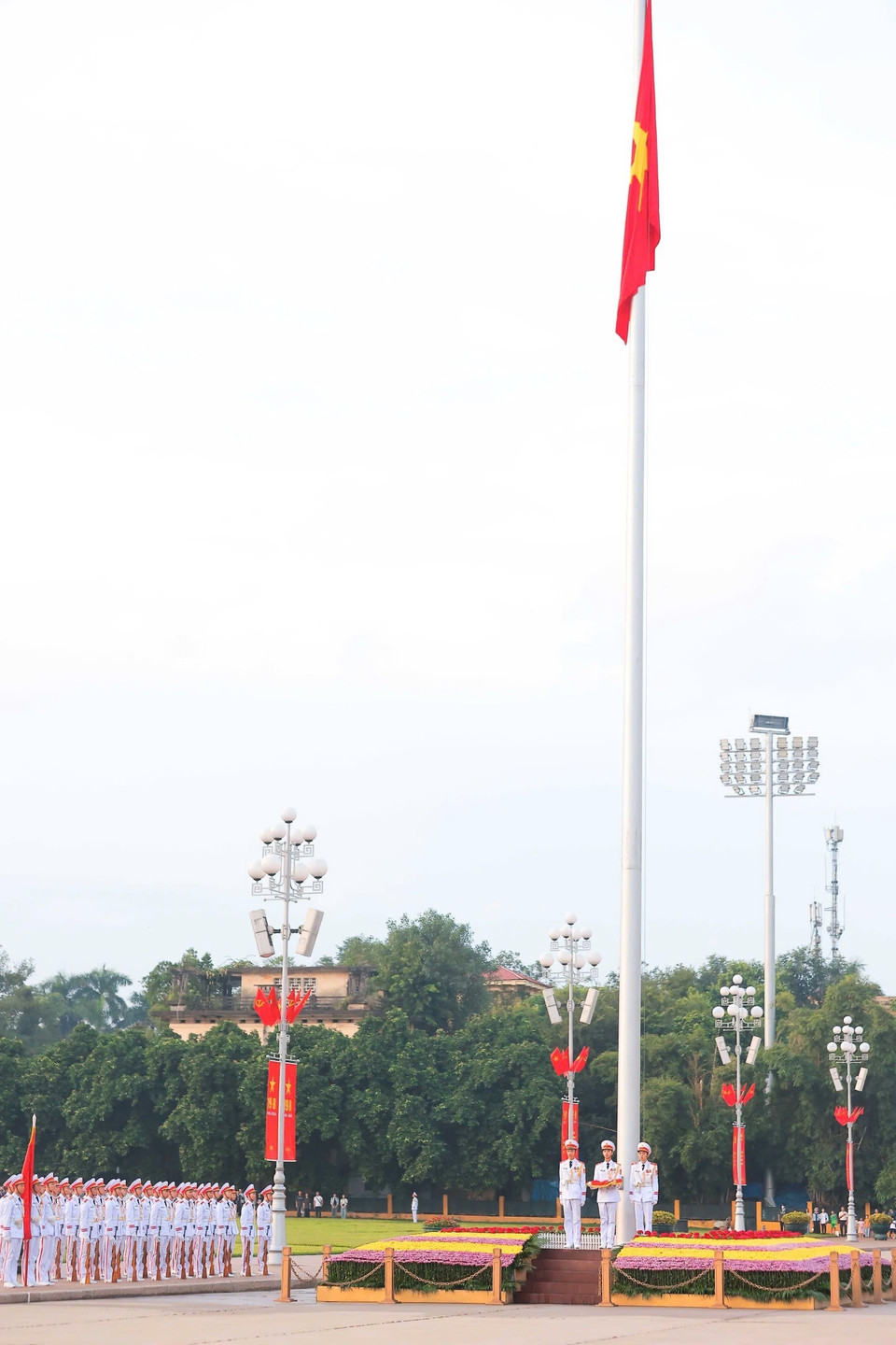 Flag-raising ceremony marks 79th National Day | Vietnam+ (VietnamPlus)